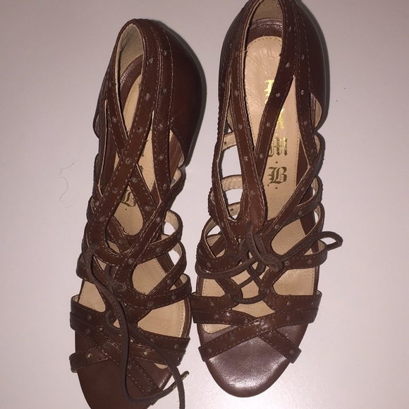 L.A.M.B leather heels. Size 7.5 - Picture 4 of 4